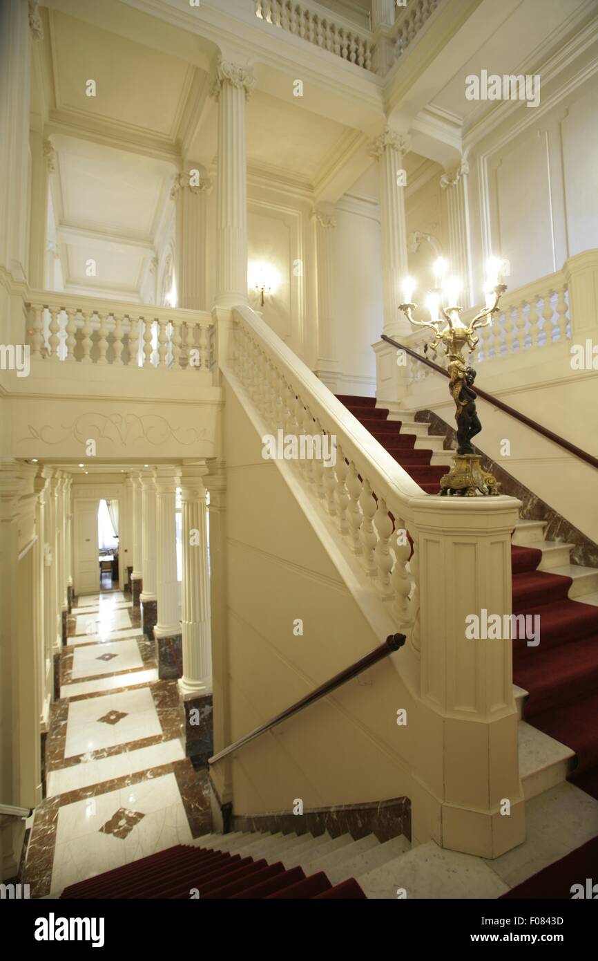 Vue de l'escalier et la lampe dans l'hôtel, Belgique Banque D'Images