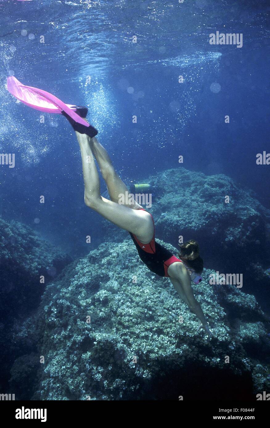 Woman wearing bikini et masque nager sous l'eau Banque D'Images