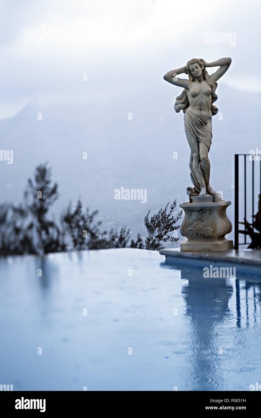 Statue de femme à la piscine Banque D'Images