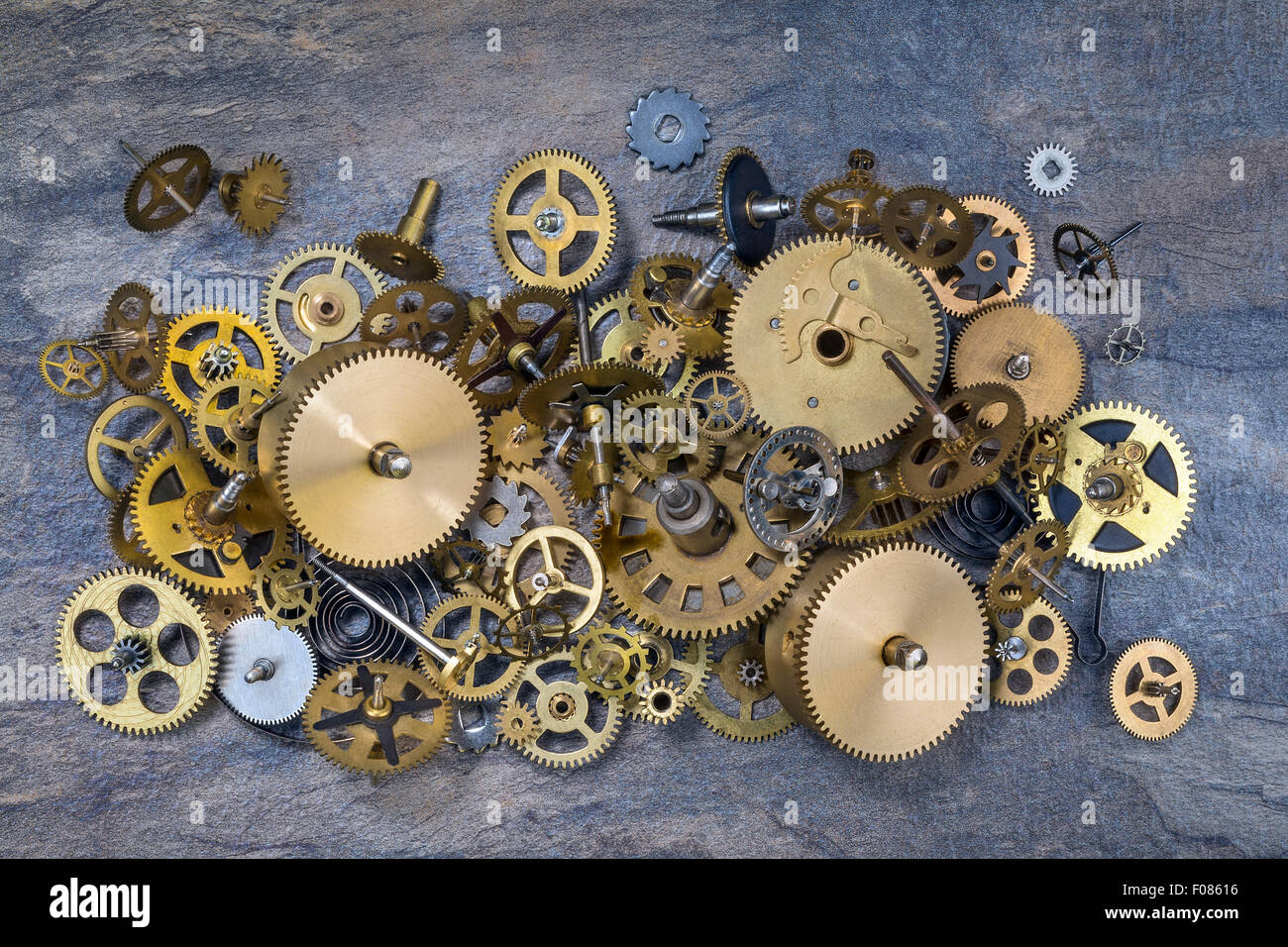 Sélection de vieilles pièces d'horloge en laiton poussiéreux. Banque D'Images