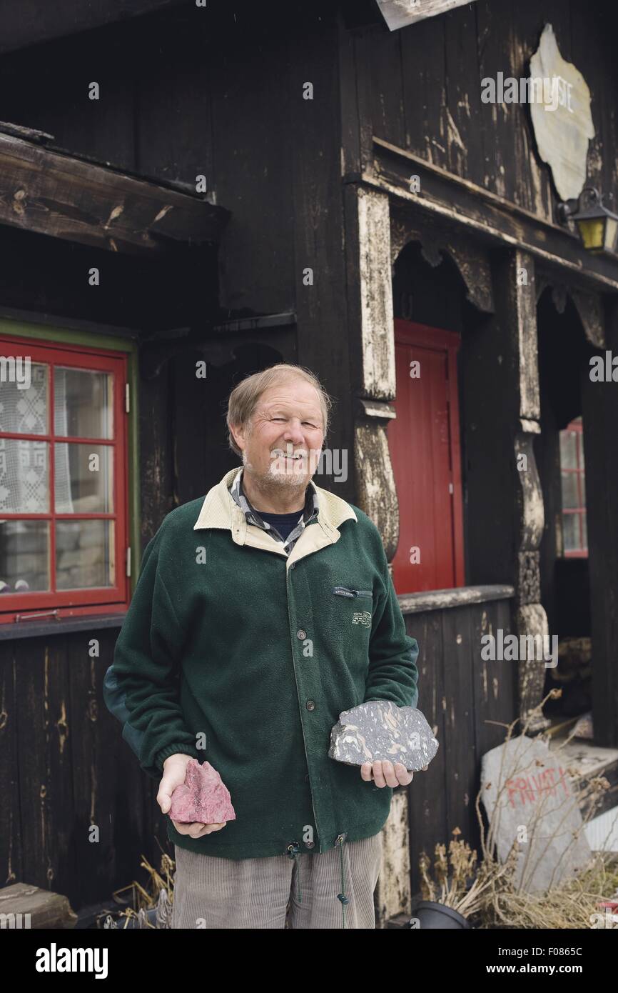 Collectionneurs de minéraux Torgeir Garmor maintenant les minéraux, la Norvège Banque D'Images