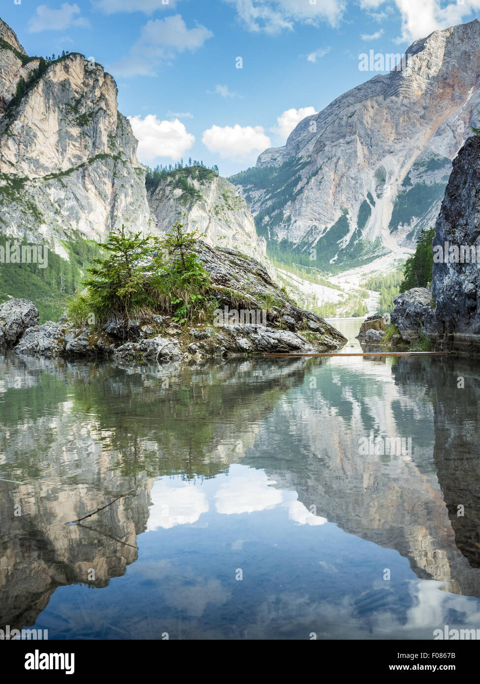 Le lac de Braies (Pragser Wildsee en allemand) est un petit lac alpin situé dans la vallée de Braies (une vallée latérale à la Pustertal) ab Banque D'Images