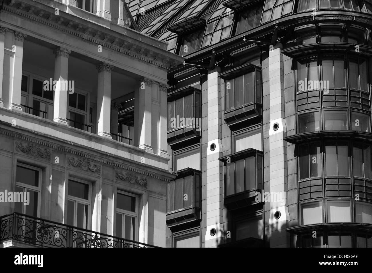 Le noir et blanc vue extérieure des bâtiments de la rue Bridge, Westminster, Londres, Angleterre. Banque D'Images