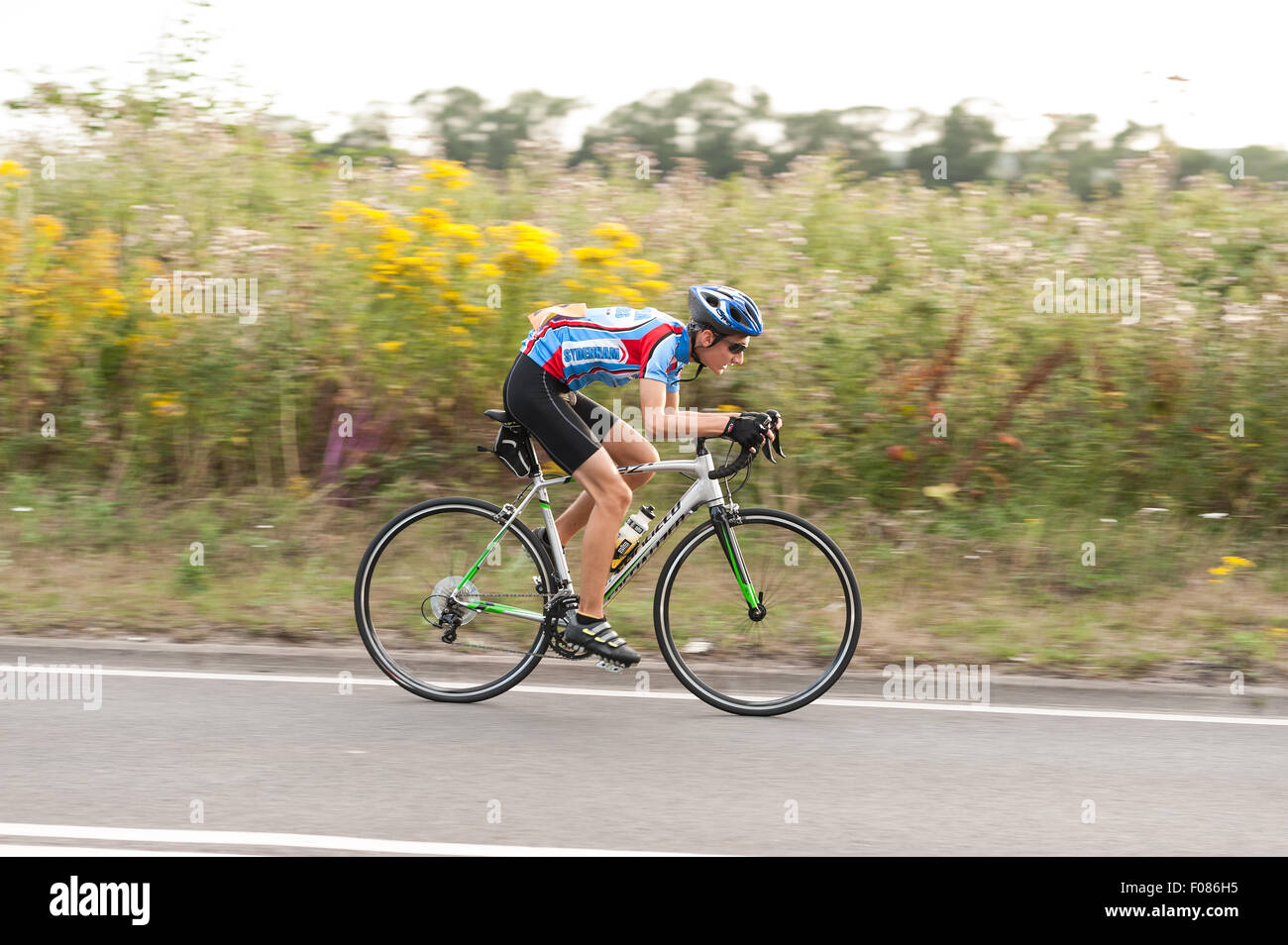 TT time trial vélo paires sur le site de la route de Brands Hatch et de rationaliser l'équipement de vélos sur route très rapide soir d'été Banque D'Images