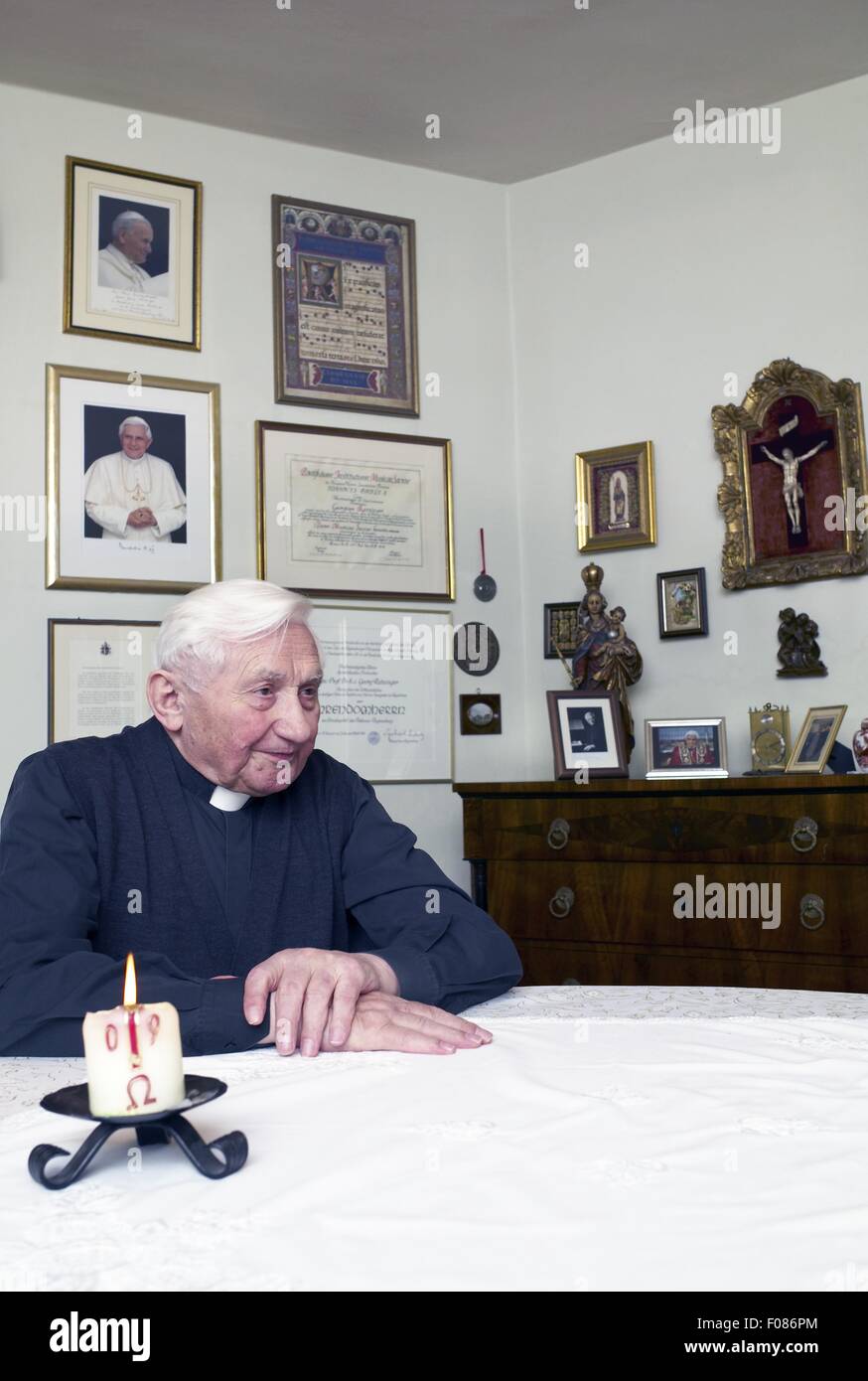 Prêtre Georg Ratzinger sitting at table Banque D'Images
