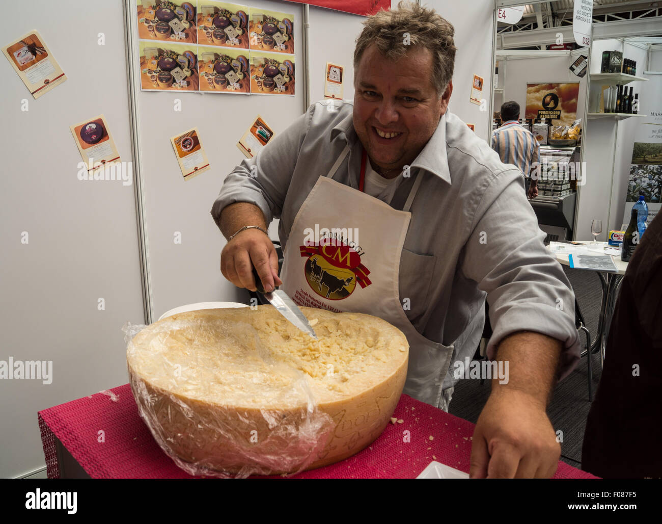Capriciuc Chef Italien coupe fromage de chèvre à l'exposition alimentaire italien Bellavita, Business Design Centre, Islington, Londres Banque D'Images