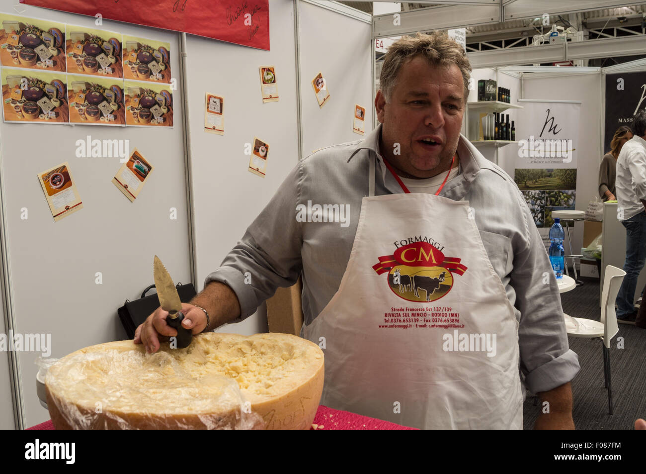 Capriciuc Chef Italien coupe fromage de chèvre à l'exposition alimentaire italien Bellavita, Business Design Centre, Islington, Londres Banque D'Images