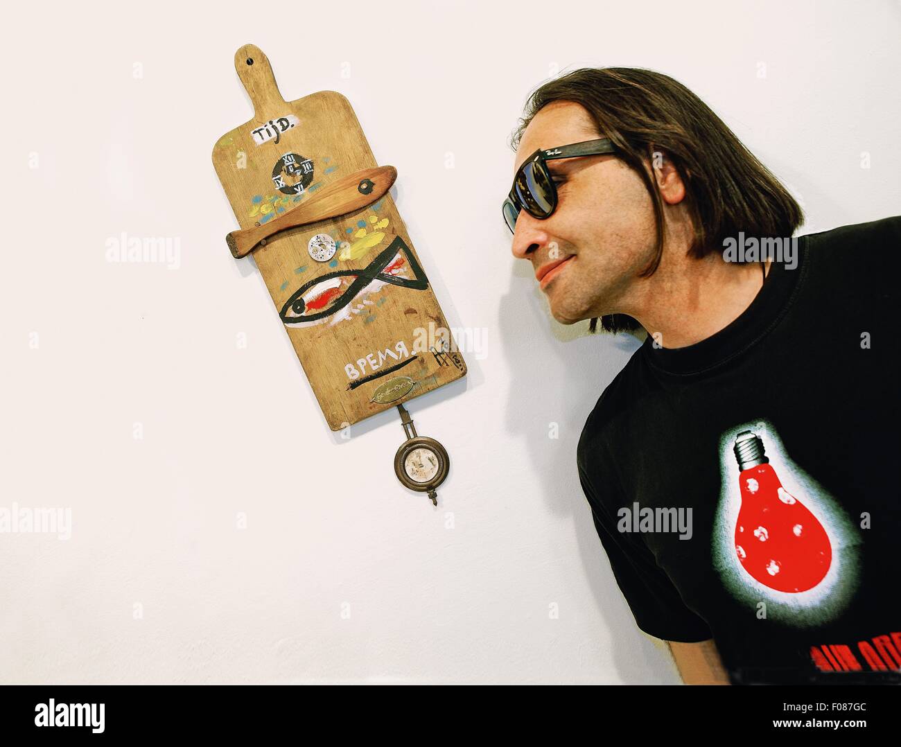 L'homme à la planche à dessin en forme de poisson, Saint Petersburg, Russie Banque D'Images