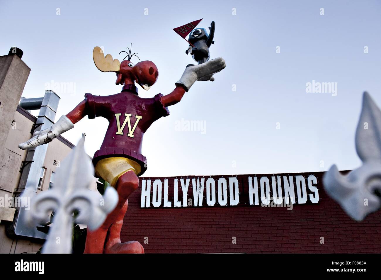 Low angle view of Boulevard Hollywood hotel et les chiens chiens figure, Los Angeles, USA Banque D'Images