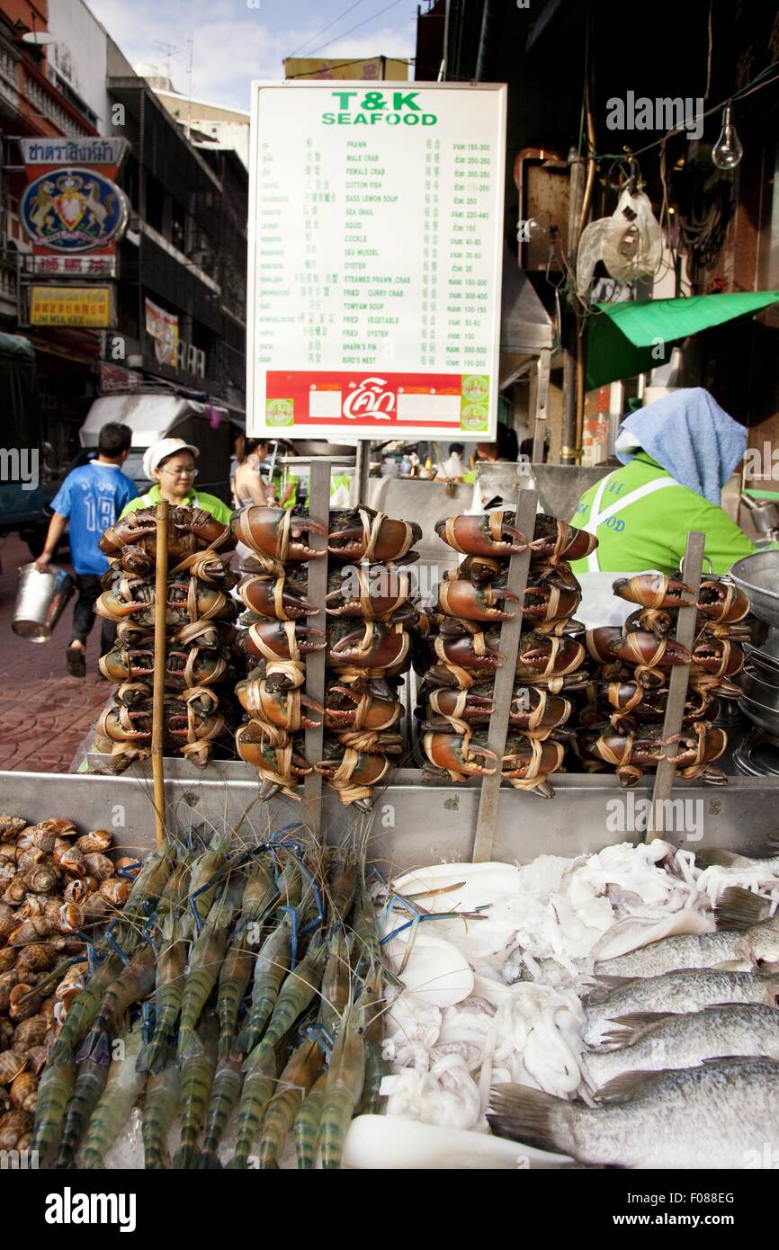 Du poisson frais, du homard et coquillages au shop en alley, Bangkok, Thaïlande Banque D'Images