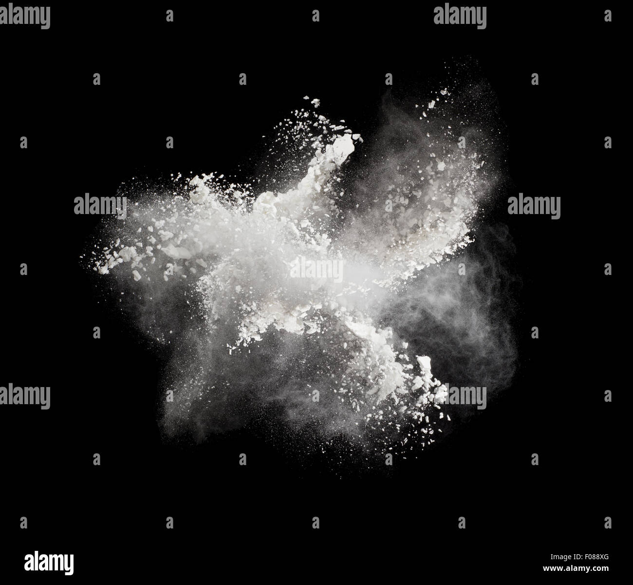 Motion Gel de poudre blanche qui explosent, isolé sur le noir. Abstract design de nuage de poussière blanche. Explosion de particules économiseur d'écran, papier à copier l'espace. Planet concept création Banque D'Images