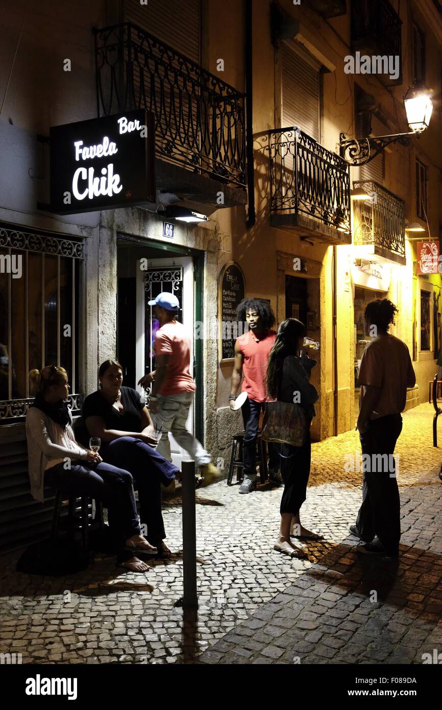 Les gens en face de bar de nuit, Favela Bairro Alto, Lisbonne, Portugal Banque D'Images