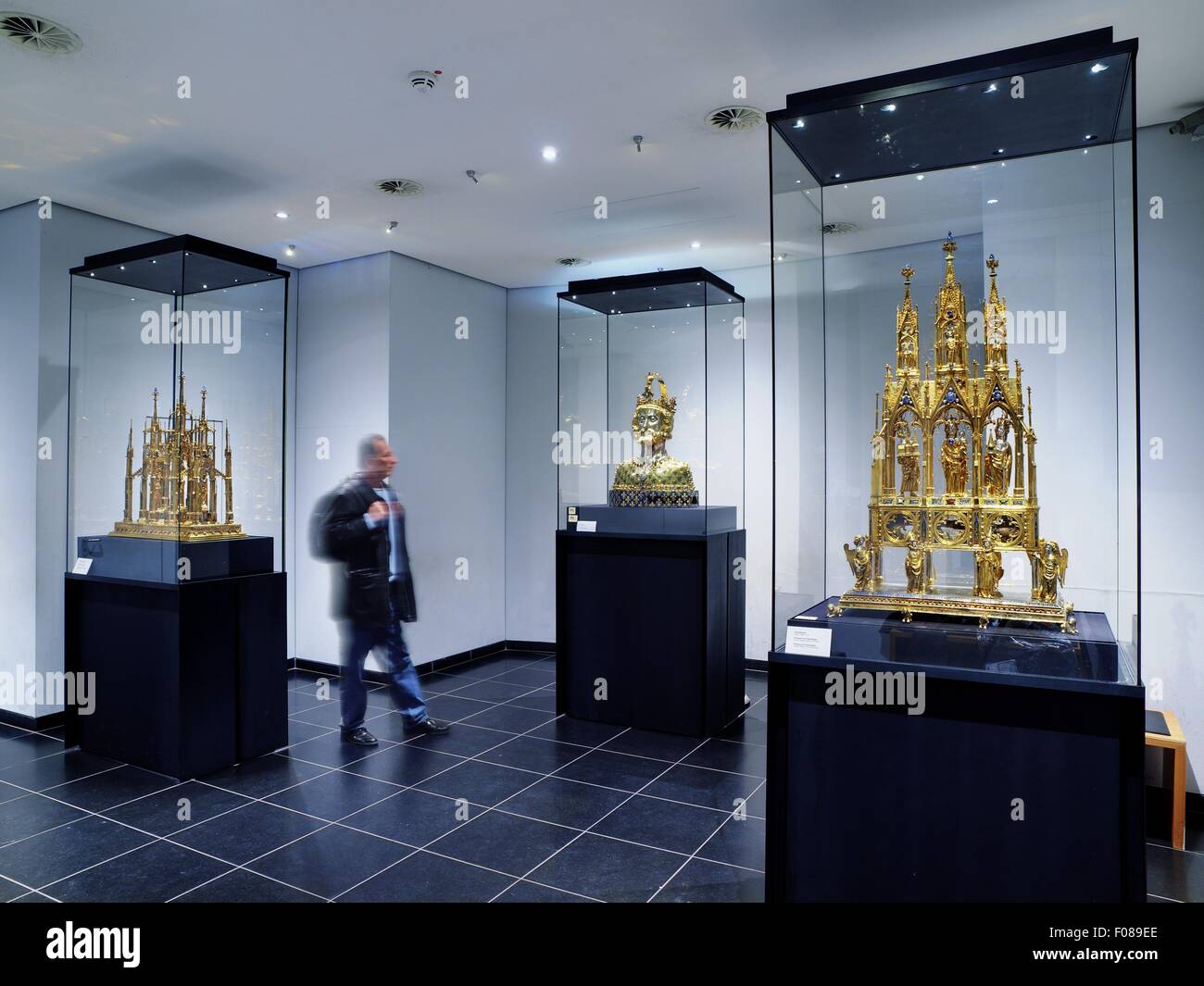 L'homme à la recherche dans les pièces en verre boîtes dans le trésor de la cathédrale, de l'Allemagne, blurred motion Banque D'Images