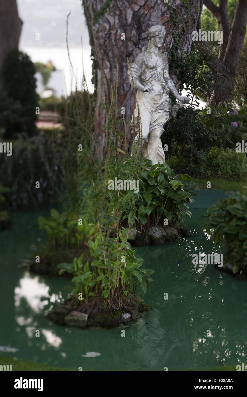 Statue de femme blanc près de l'étang de jardin à Costa Brava, Espagne Banque D'Images