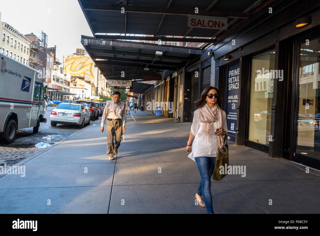 New York City, USA, scènes de rue, Meat Packing District, les femmes Shopping, marcher près de boutiques de mode, les noms de marque Banque D'Images
