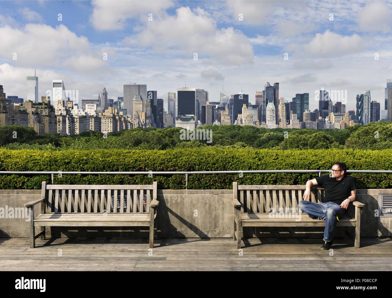 Homme assis sur un banc à toit de Metropolitan Museum of Art New York, USA Banque D'Images