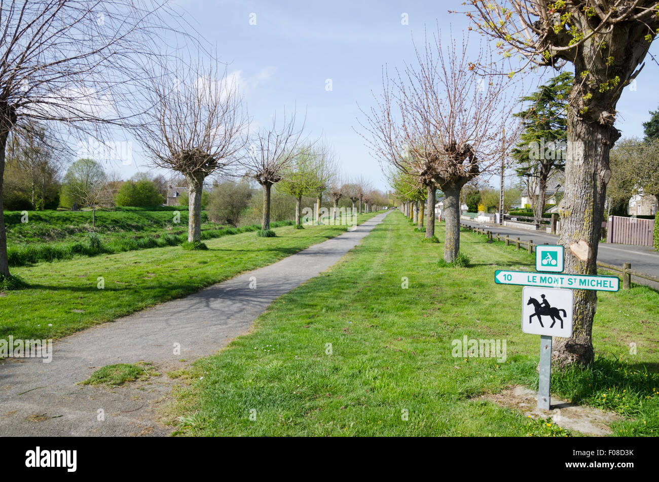 Pour le cycle d'orientation et le chemin le long du canal bridleway chemin vers le Mont Saint Michel, Normandie, France Banque D'Images Pour le cycle d'orientation et le chemin le long du canal bridleway chemin vers le Mont Saint Michel, Normandie, France Banque D'Images