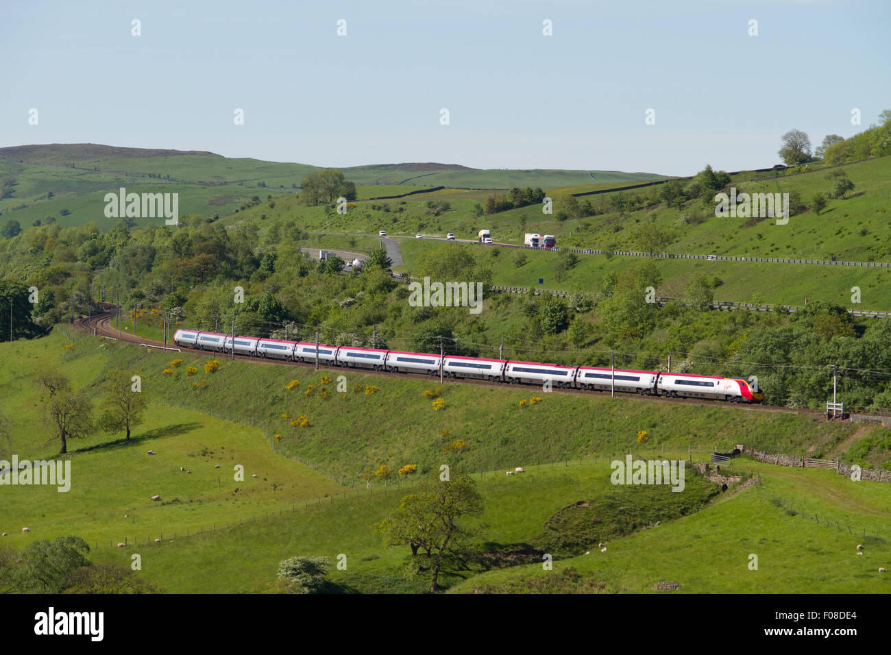Un Pendolino Virgin chefs north à la Gorge de lune le matin du 11 juin 2015. Banque D'Images