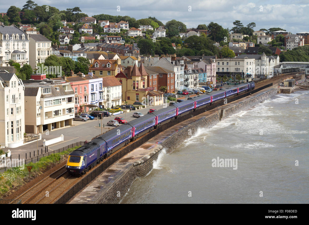 Un premier grand Western TVH passer le long de la mer le long du mur à Exmouth Banque D'Images