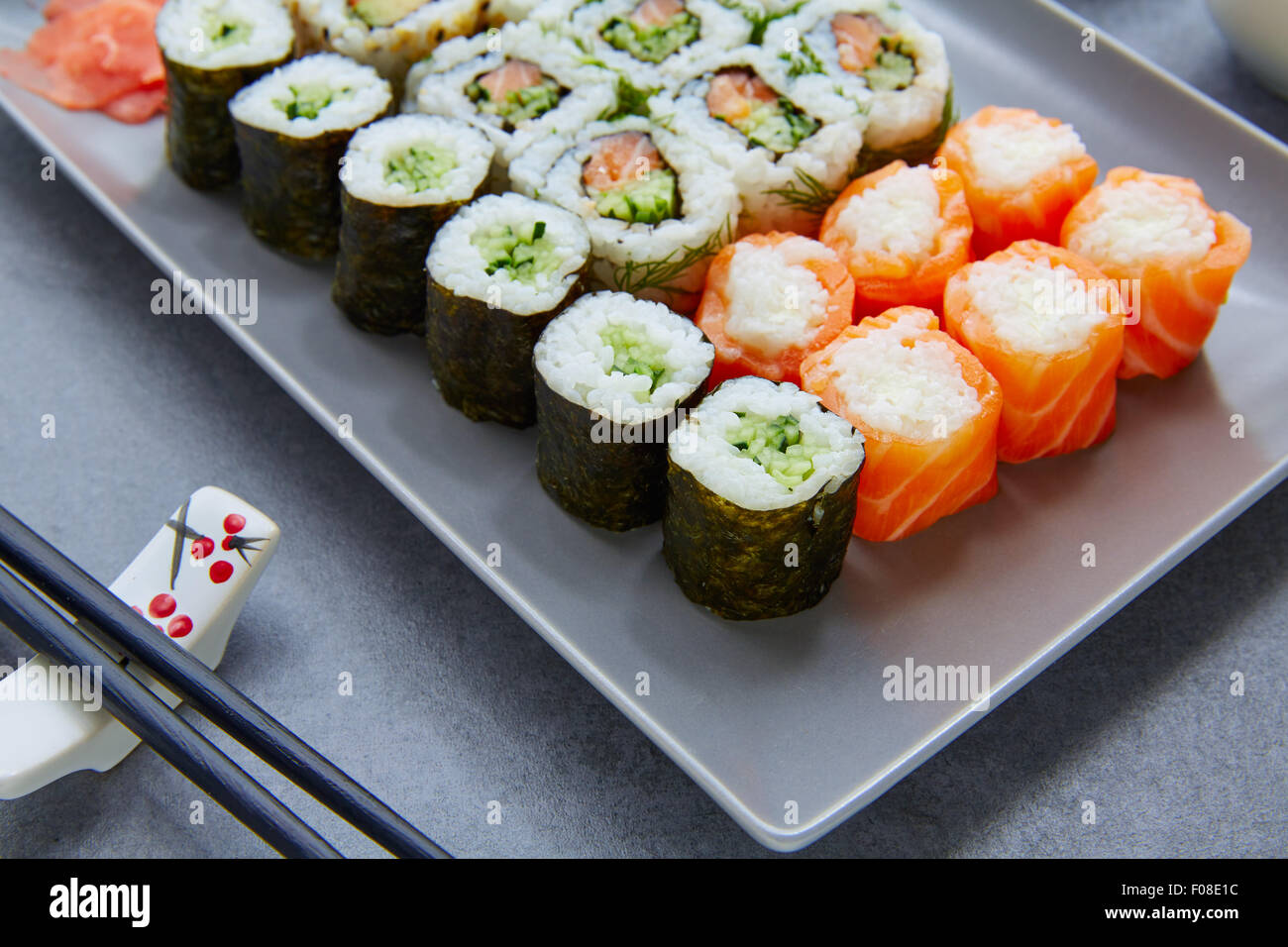 Sushi Maki et Niguiri avec rouleau de Californie et des bâtons Banque D'Images