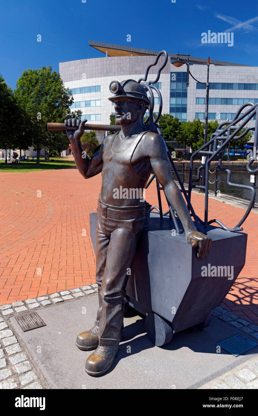 "Depuis la fosse à port' par John Clinch et Jon Buck statue en bronze, bassin Roath, la baie de Cardiff, Pays de Galles, Royaume-Uni. Banque D'Images