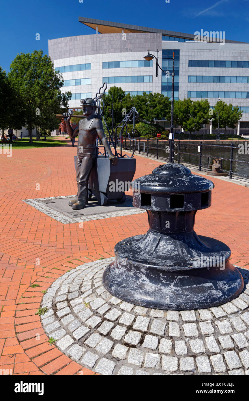 "Depuis la fosse à port' par John Clinch et Jon Buck statue en bronze, bassin Roath, la baie de Cardiff, Pays de Galles, Royaume-Uni. Banque D'Images