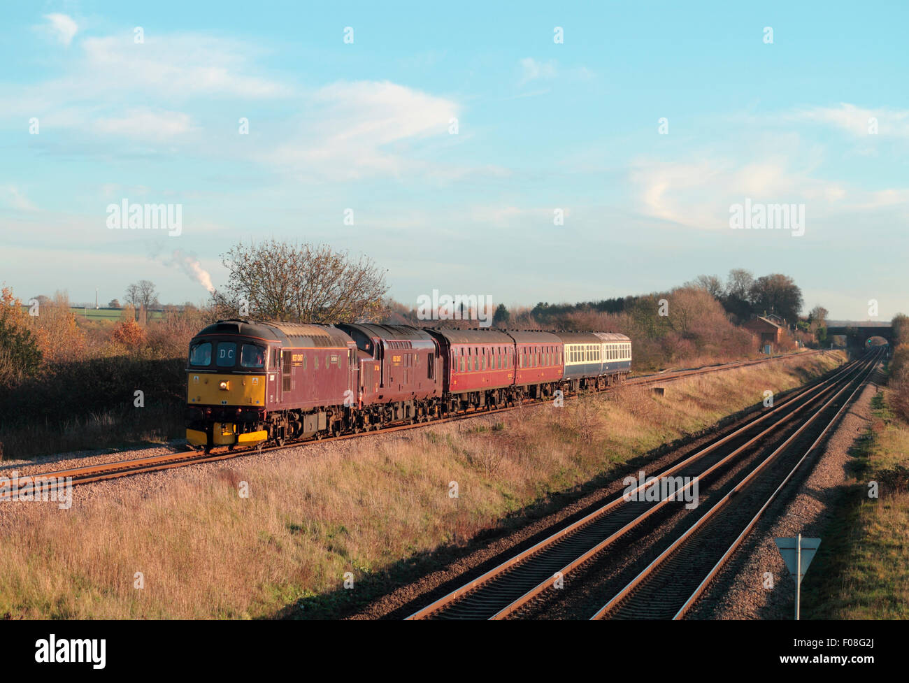 33207 et 37516 un travail vide stock déplacer près de Irchester le 15 novembre 2010. Banque D'Images