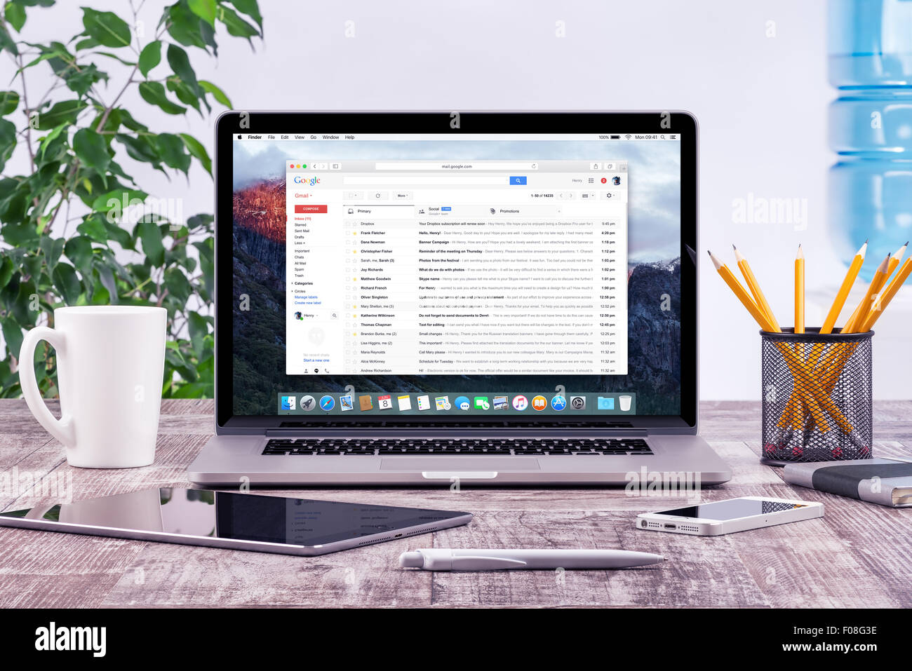 Varna, Bulgarie - Mai 31, 2015 : travail de bureau Apple Macbook Pro avec écran Retina avec Google Gmail page web sur l'écran. Banque D'Images