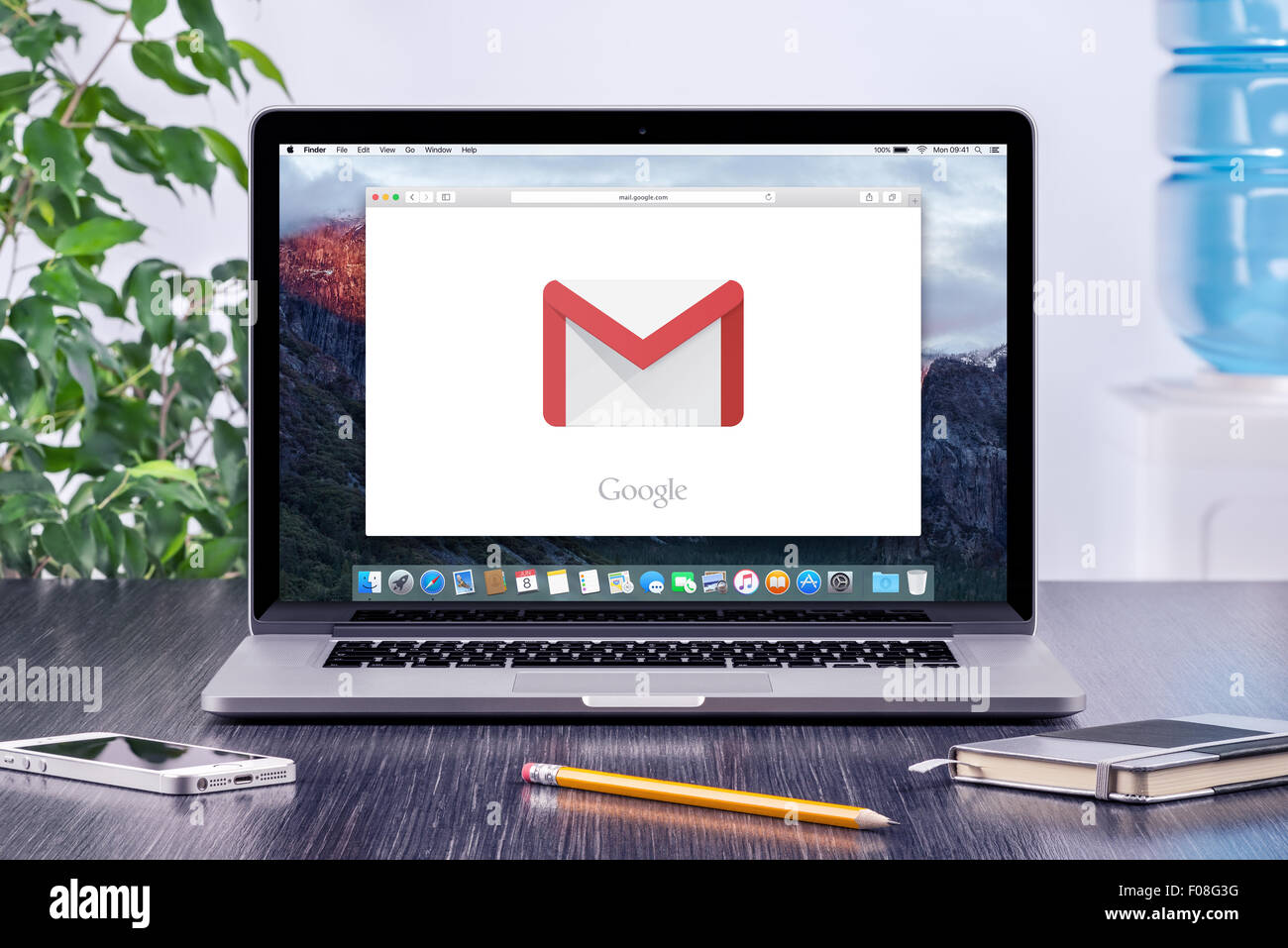 Varna, Bulgarie - 31 mai 2015 : le logo Google Gmail sur le Apple MacBook Pro est que l'affichage sur le lieu de travail de bureau. Banque D'Images