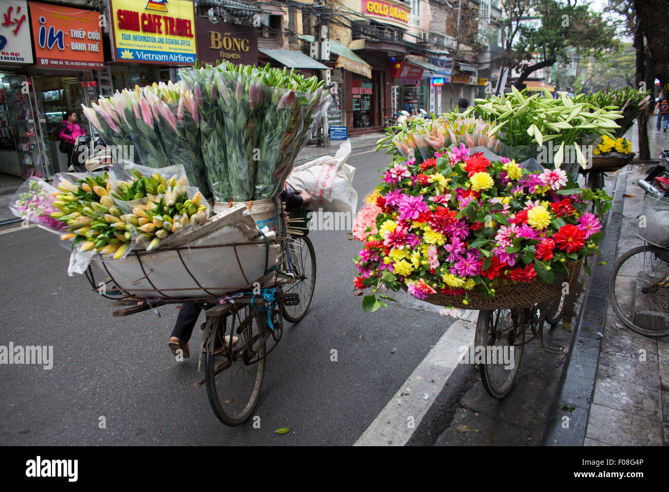 Vendeur vente de fleurs à partir de son mobile location shop Banque D'Images
