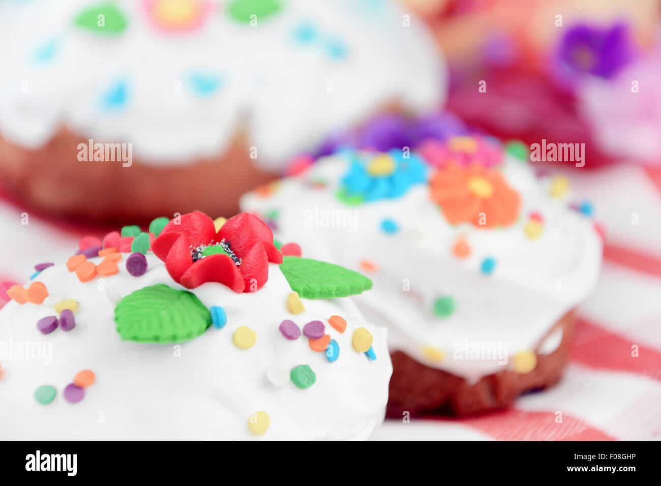 Gâteau de pâques doux et les oeufs sur la table Banque D'Images