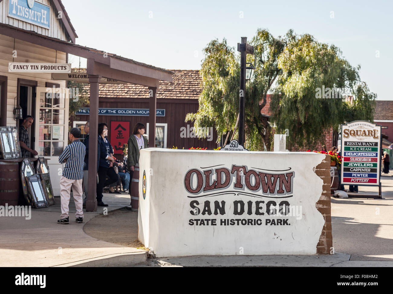 Inscrivez-vous à l'une des entrées de la vieille ville, un monument au milieu de San Diego, USA. Certains magasins peuvent être vus. Banque D'Images