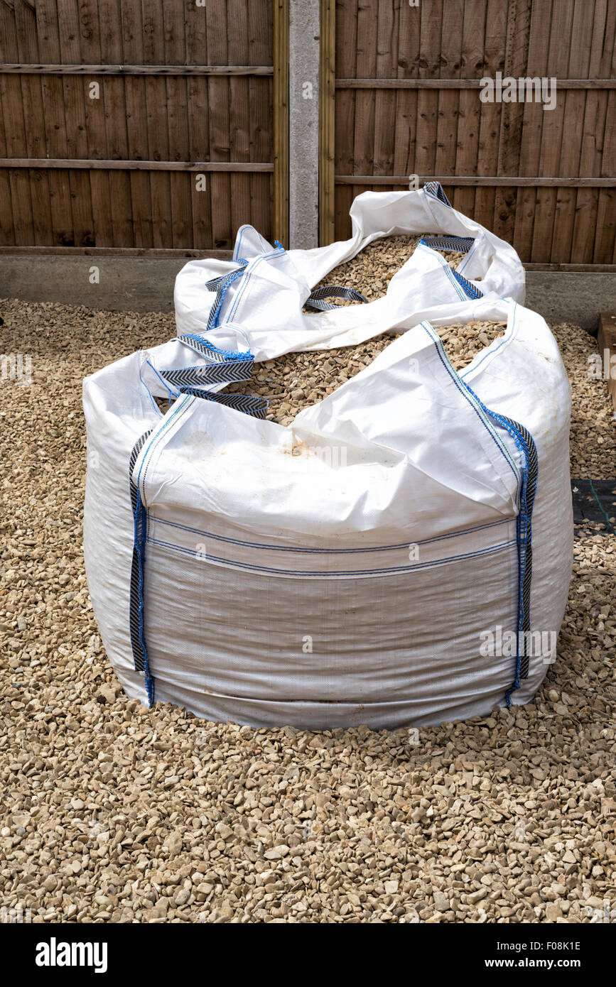 Grand 1 tonne sacs de gravier (buff) cotswold dans un jardin Photo Stock -  Alamy