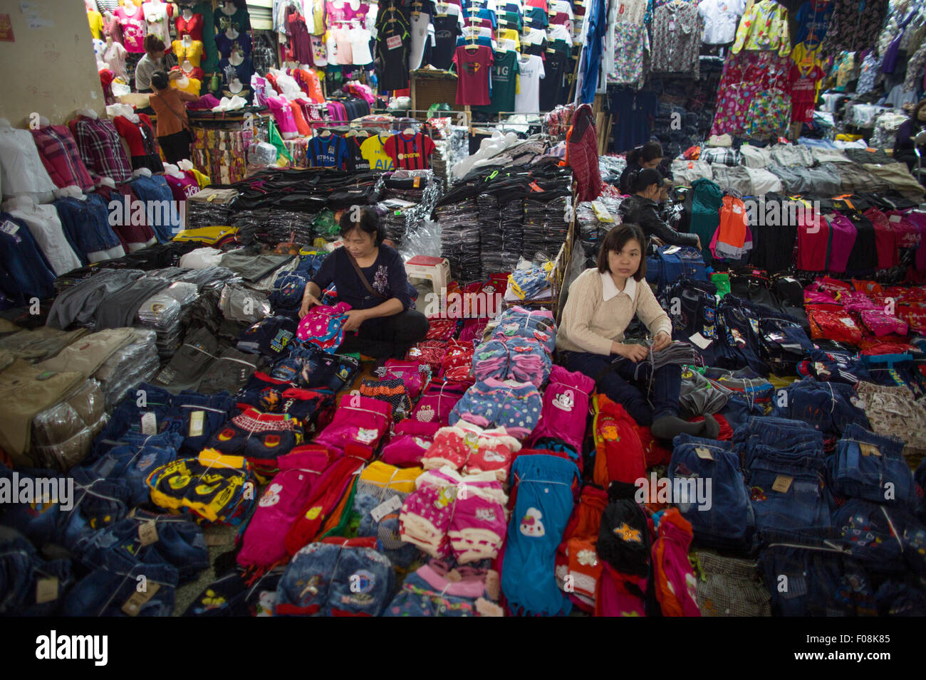 Marché de vêtements Vente à Hanoi Banque D'Images