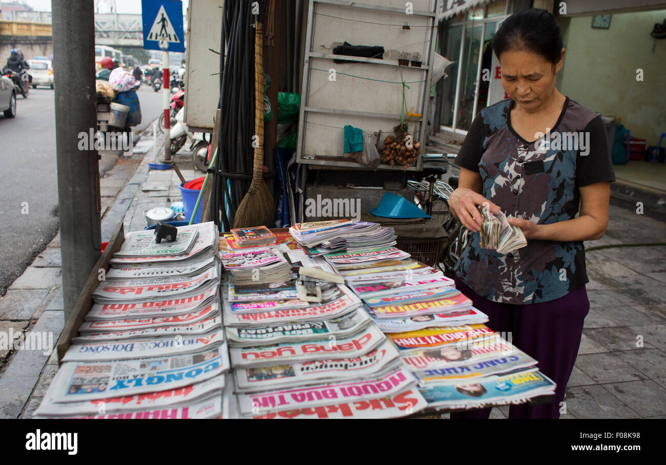 Vendeur de journaux à Hanoi, Vietnam Banque D'Images