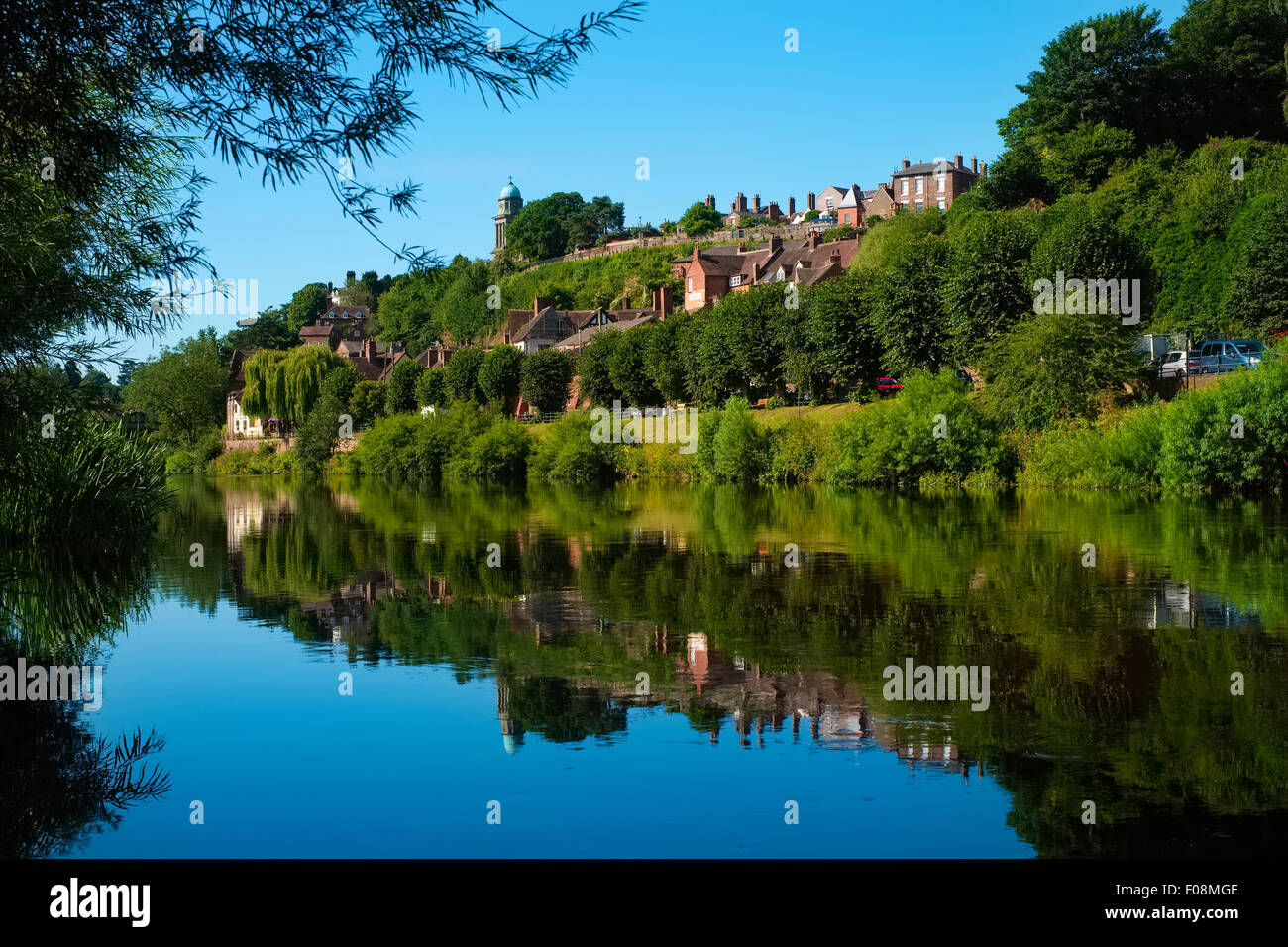 Le Shropshire ville de Bridgnorth reflétée dans la rivière Severn. Banque D'Images