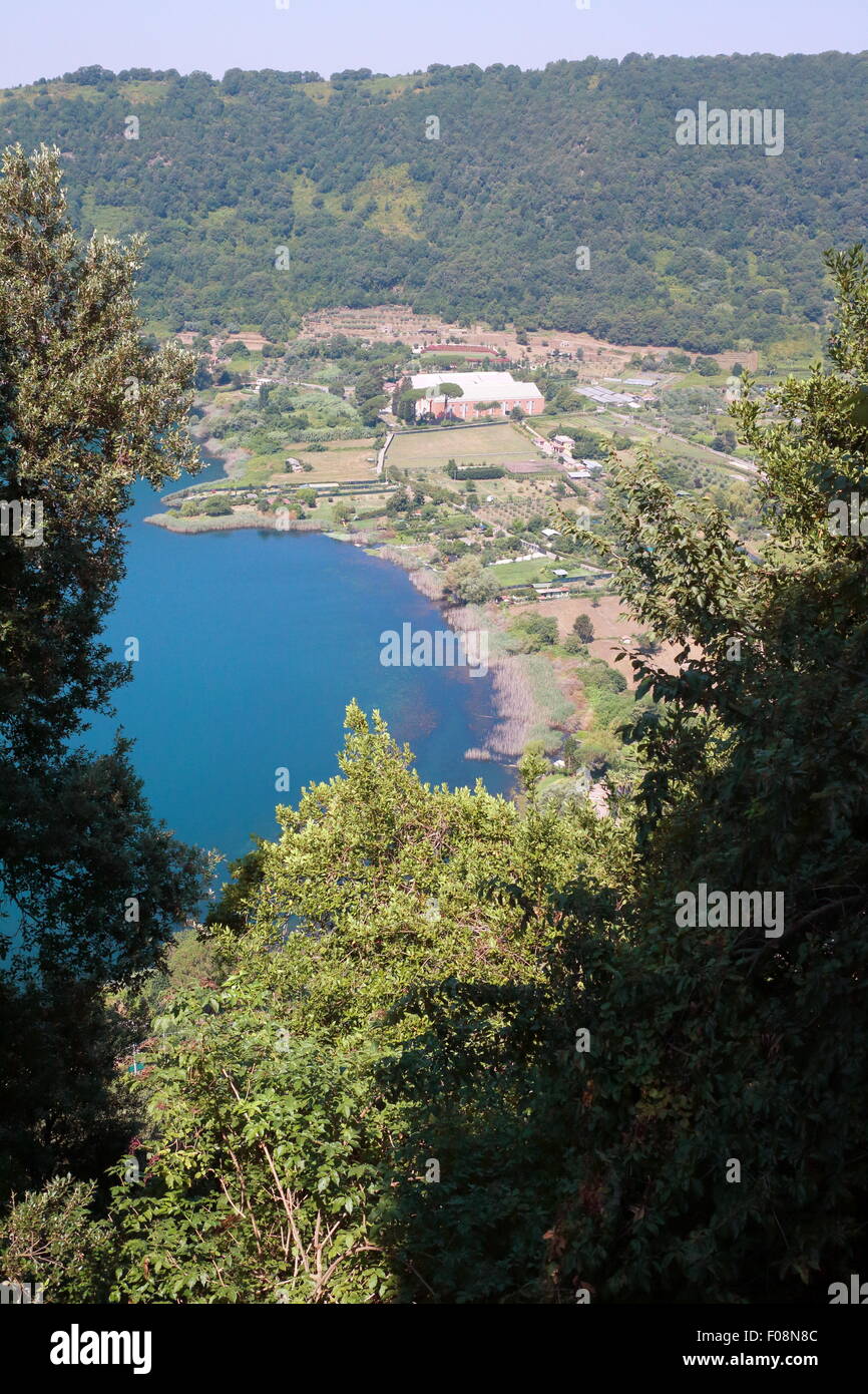 Vue sur le lac de Nemi, dans la province de Rome, à partir de ci-dessus. Banque D'Images