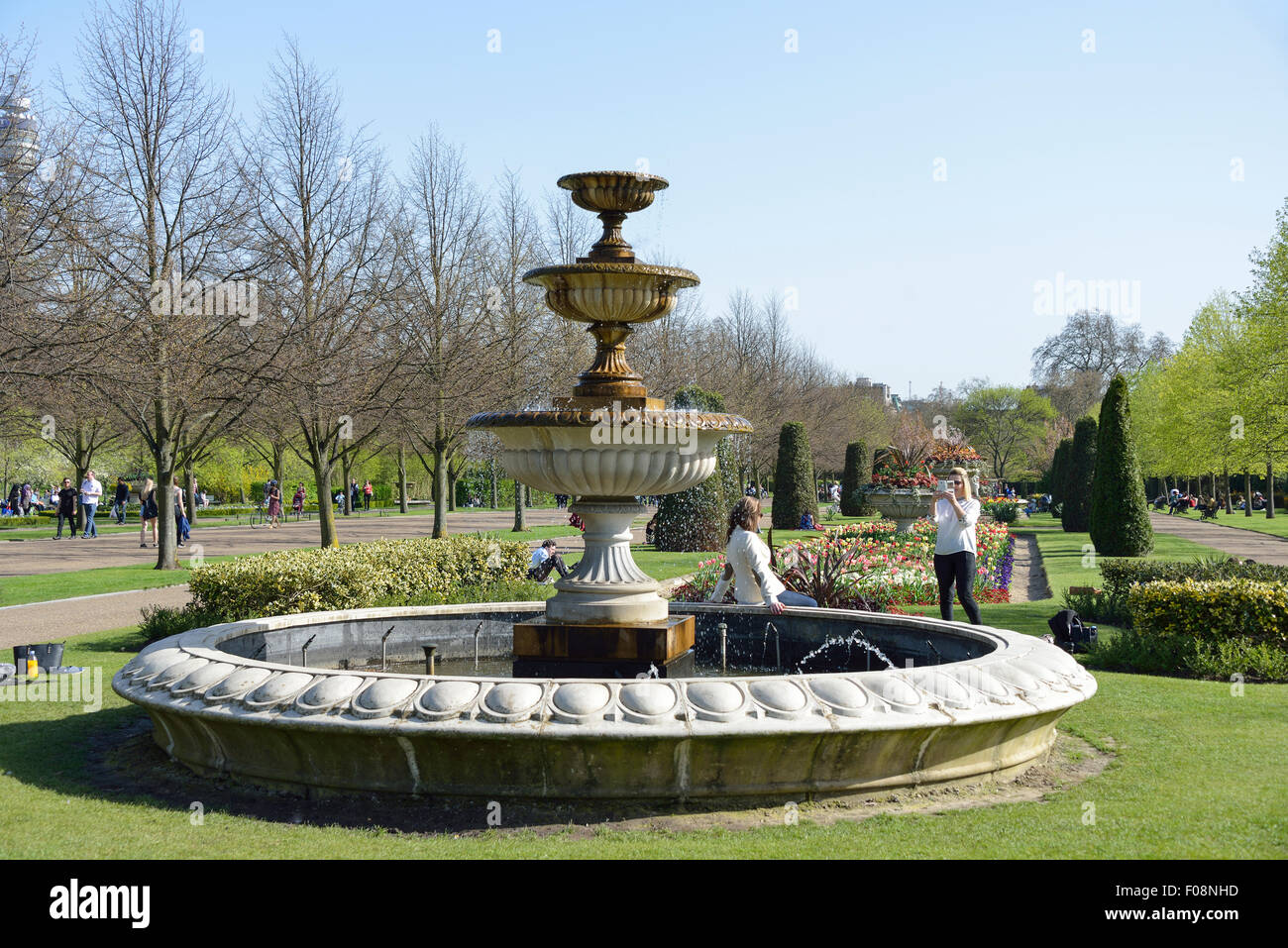 Fontaine dans la Queen Mary's Gardens, Regent's Park, London Borough of Camden, Londres, Angleterre, Royaume-Uni Banque D'Images