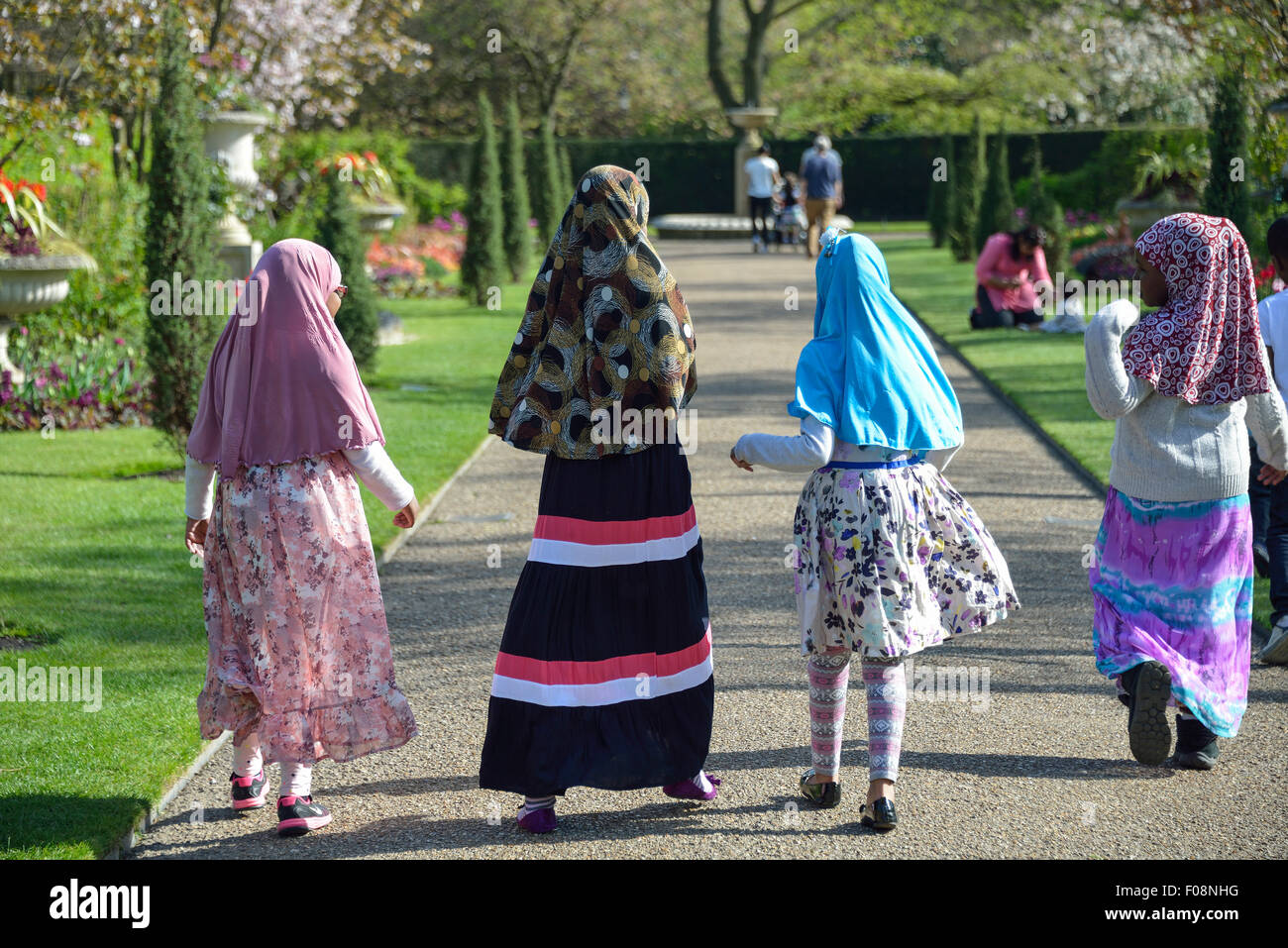 Les jeunes filles musulmanes à l'école Queen Mary's Gardens, Regent's Park, London Borough of Camden, Londres, Angleterre, Royaume-Uni Banque D'Images