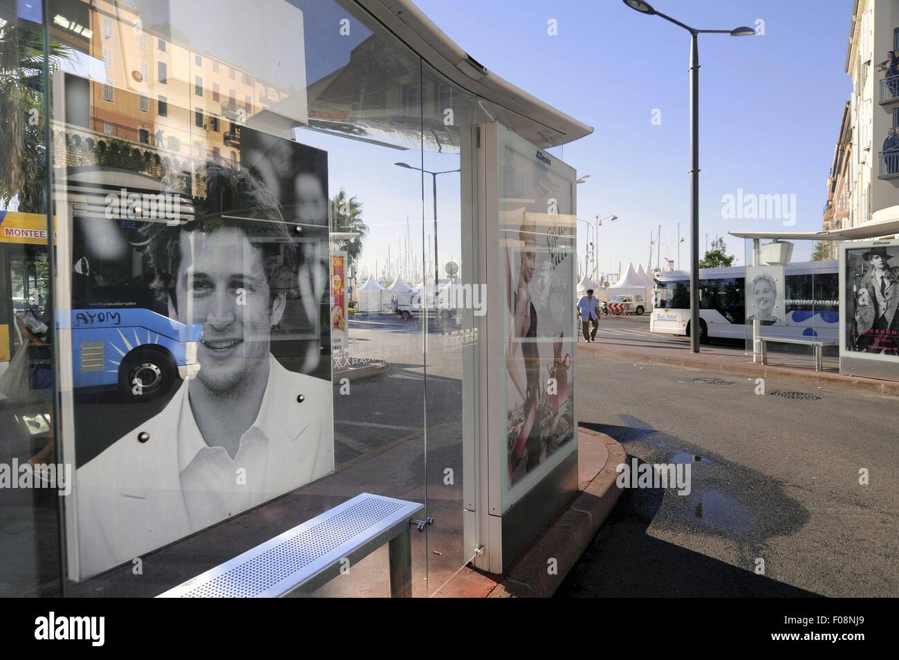 La France, d'Azur, Cannes : arrêt de bus avec des portraits d'acteurs célèbres Banque D'Images