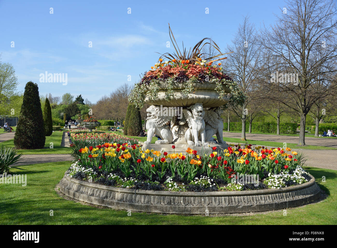 Fontaine dans la Queen Mary's Gardens, Regent's Park, London Borough of Camden, Londres, Angleterre, Royaume-Uni Banque D'Images