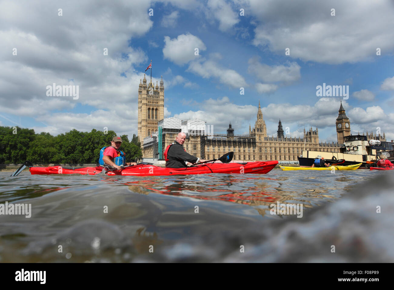 RBKC Cllr Leader Brown Paget kayak sur la Tamise, le Kayak à la base de Londres Centre Cremorne à Chelsea jusqu'à Wes Banque D'Images