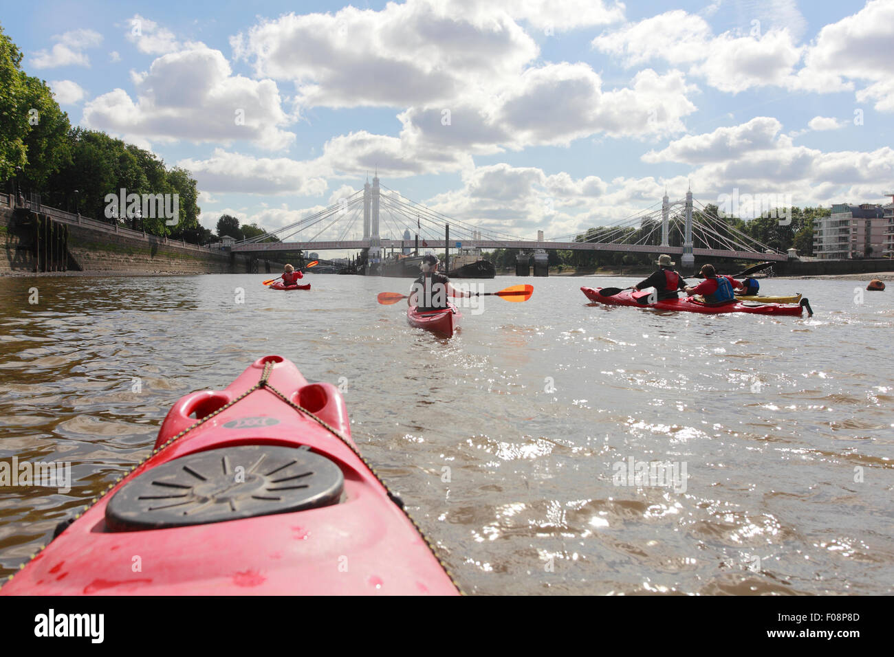 Kayak sur la Tamise, le Kayak à la base de Londres Centre Cremorne à Chelsea jusqu'à Westminster et les chambres du P Banque D'Images