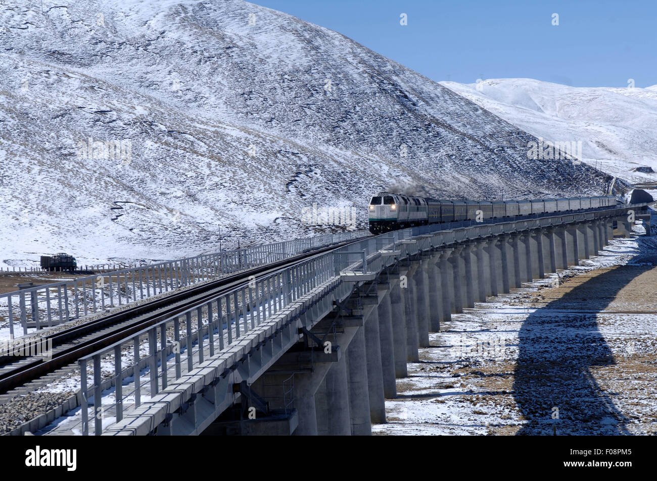 (150810) -- Lhassa, 10 août 2015 (Xinhua) -- Photo prise le 25 octobre 2006 montre un train en marche sur le plateau dans le sud-ouest de la Chine, région autonome du Tibet. Personnes ont été témoins de progrès incroyables des transports au Tibet au cours des cinq dernières décennies. Un total de 75 000 kilomètres de route ont fait le transport au Tibet beaucoup plus facile qu'il y a 50 ans. Le chemin de fer Qinghai-Tibet, allant du nord-ouest de la Chine, la province du Qinghai à Lhassa, a été ouvert en 2006. Depuis, le nombre de visiteurs au Tibet a énormément augmenté. Au-dessus du chemin de fer et les autoroutes, les transports je Banque D'Images