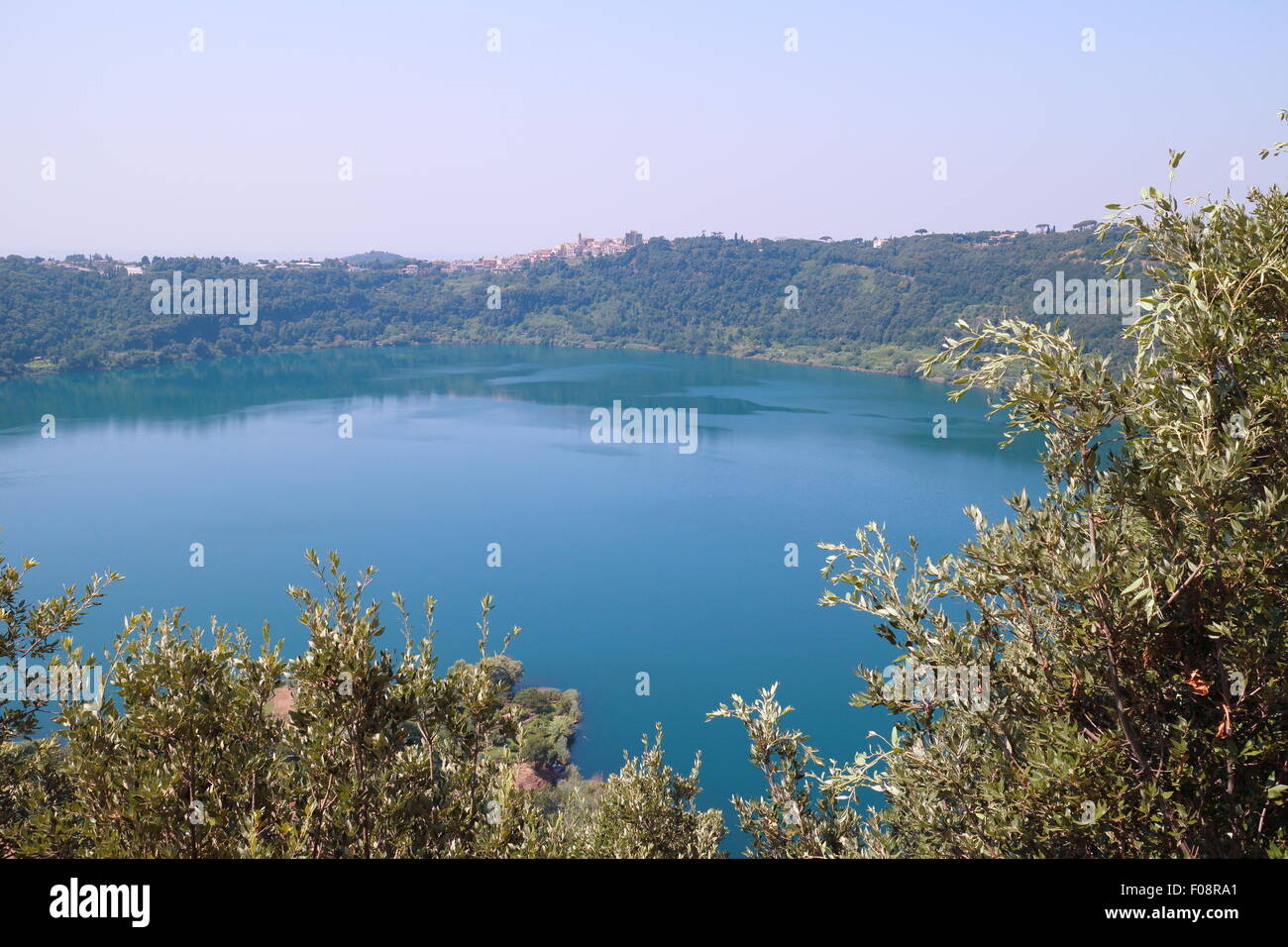 Vue sur le lac de Nemi, dans la province de Rome, à partir de ci-dessus. Banque D'Images