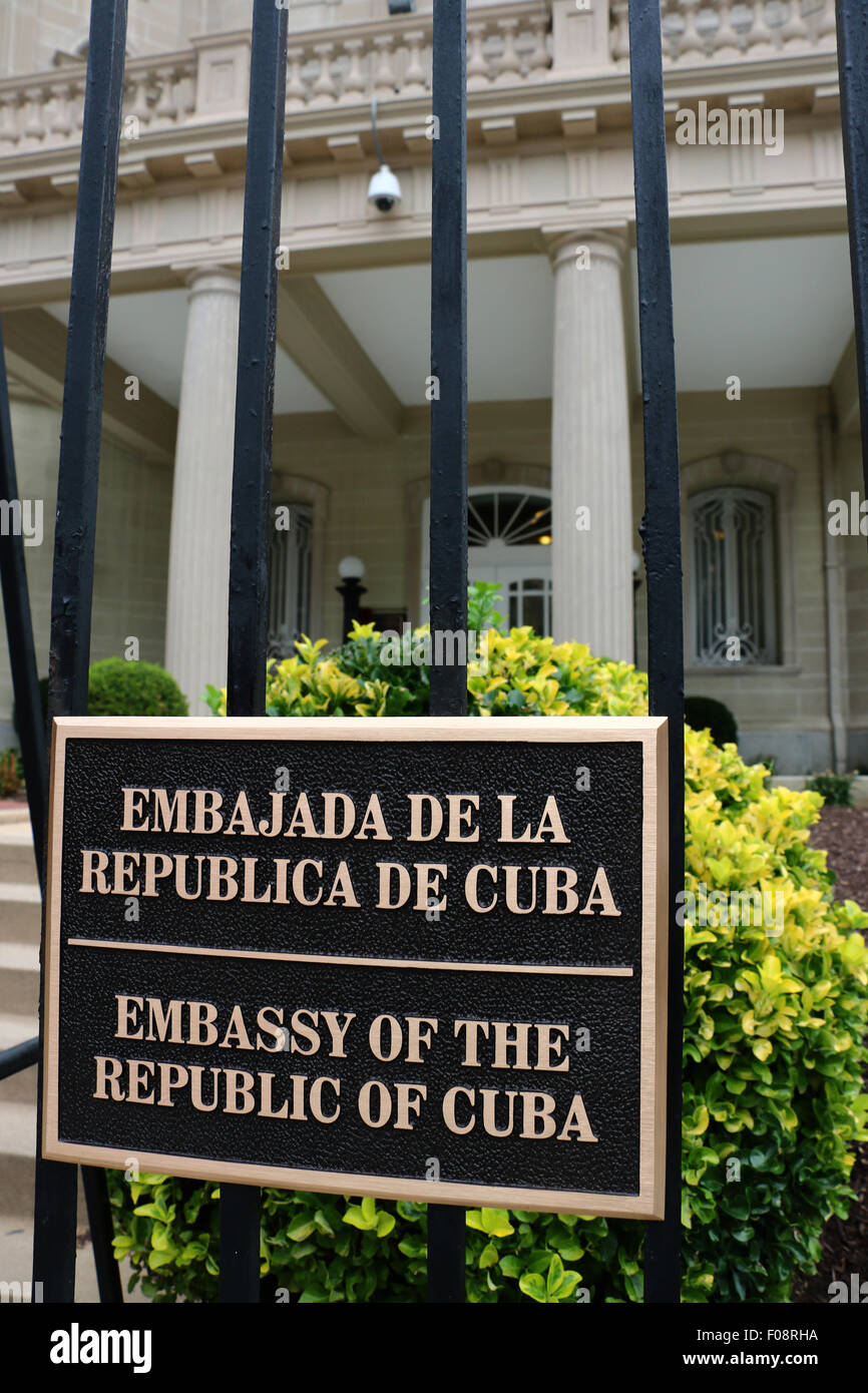 Affiche bilingue à la nouvelle ambassade de Cuba Washington D C Banque D'Images