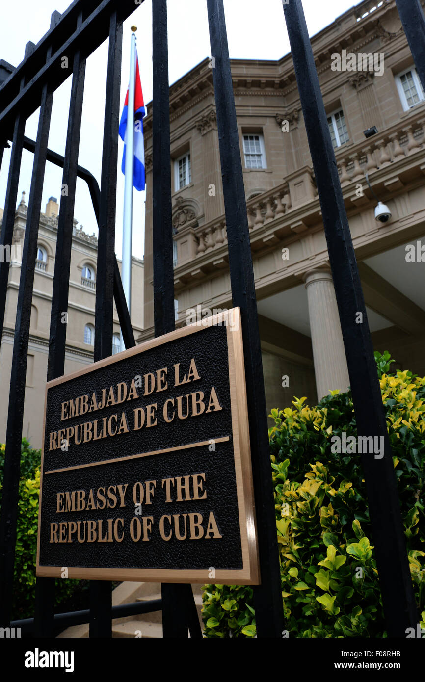 Affiche bilingue à la nouvelle ambassade de Cuba Washington D C Banque D'Images
