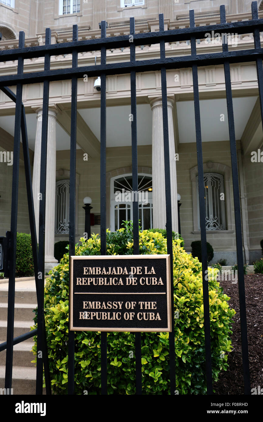 Affiche bilingue à la nouvelle ambassade de Cuba Washington D C Banque D'Images