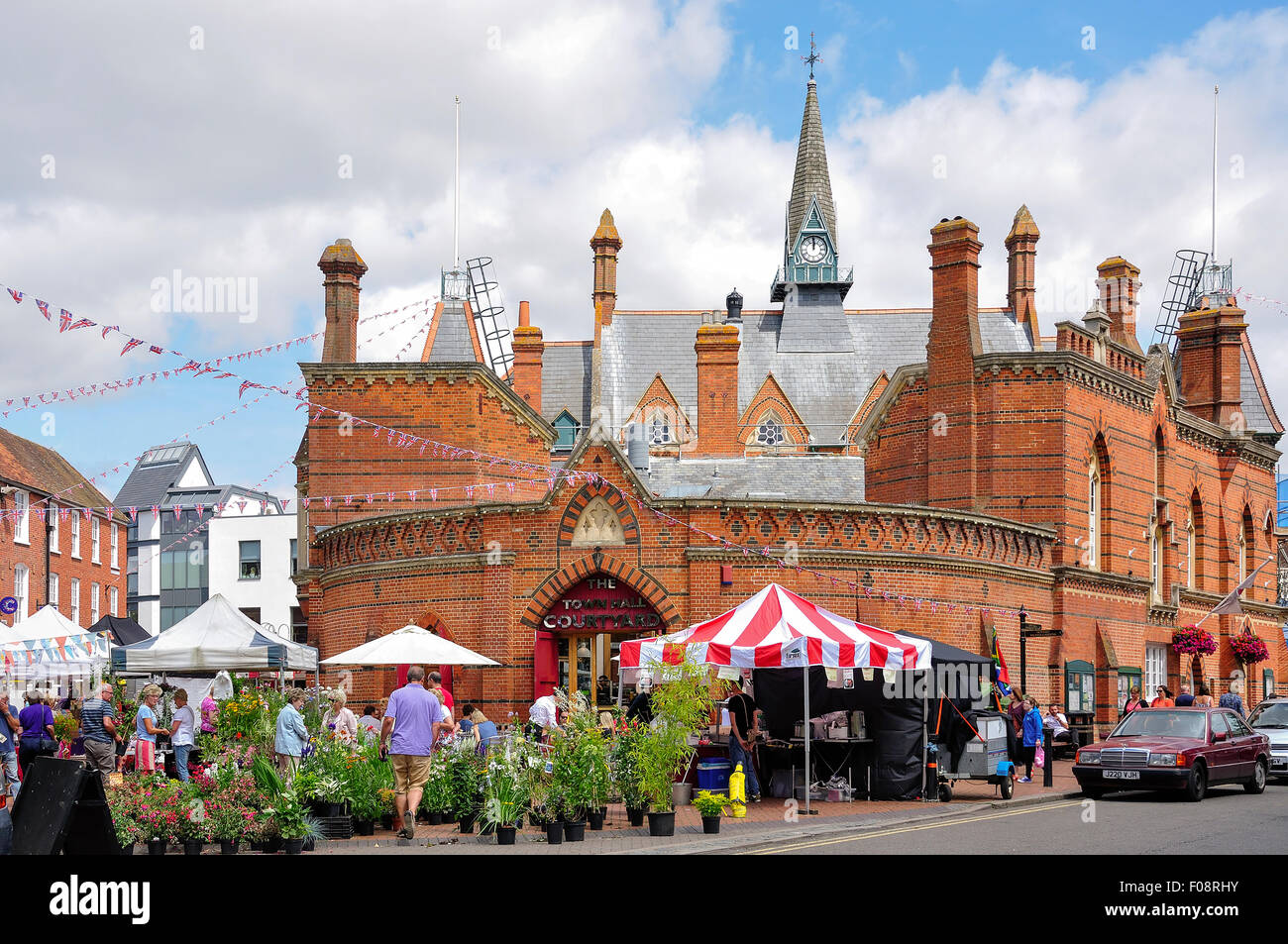 Box extérieurs le jour du marché par Wokingham Town Hall, Place du marché, Wokingham, Berkshire, Angleterre, Royaume-Uni Banque D'Images