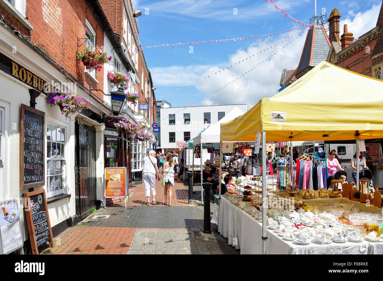 Box extérieurs le jour du marché par Wokingham Town Hall, Place du marché, Wokingham, Berkshire, Angleterre, Royaume-Uni Banque D'Images